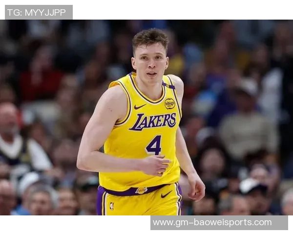 湖人训练热身艾顿与克内克特折返跑展现拼搏精神与团队默契