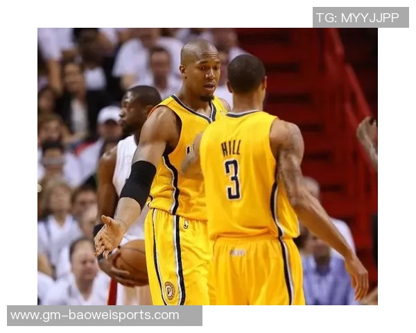 文班在队内训练中化身怪物持球一条龙突破抗飞防守完成双手暴扣