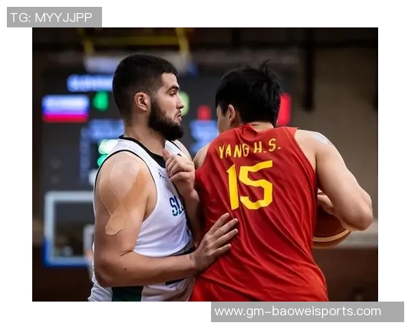 杨瀚森主动与阿夫迪亚交流翻译助力两人友好碰拳互动 杨瀚森主动与阿夫迪亚交流翻译助力两人友好碰拳互动